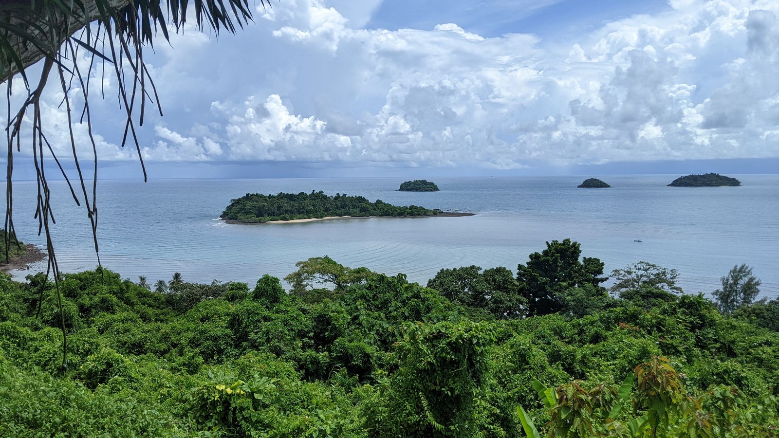 Blick von oben auf kleine bewaldete Inseln im türkisblauen Meer vor Koh Chang